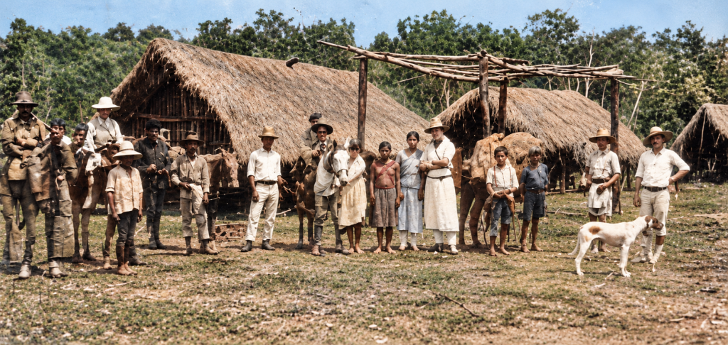 Grupo de personas ante una construcción en Santiago de Chiquitos, Bolivia