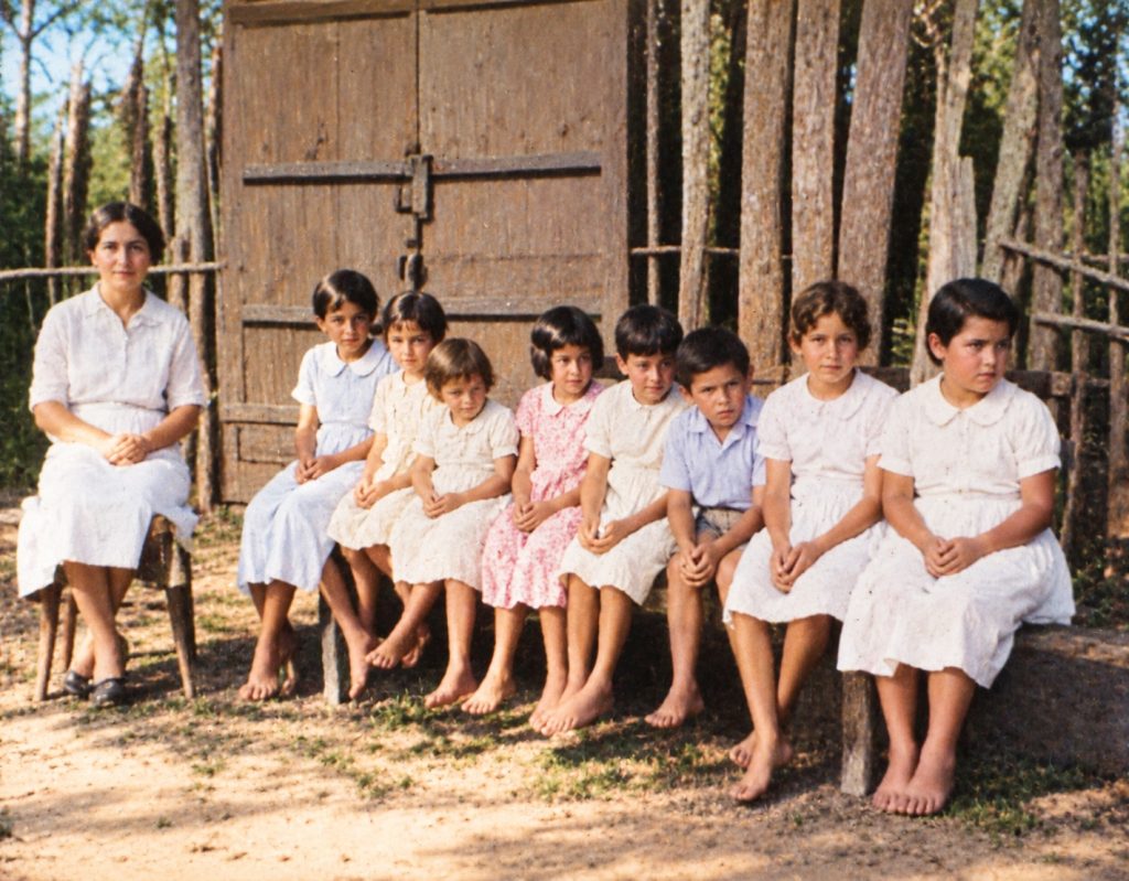 Ocho alumnos y doña Elena, primera maestra de la Escuela Evangélica de Santiago de Chiquitos, 1932