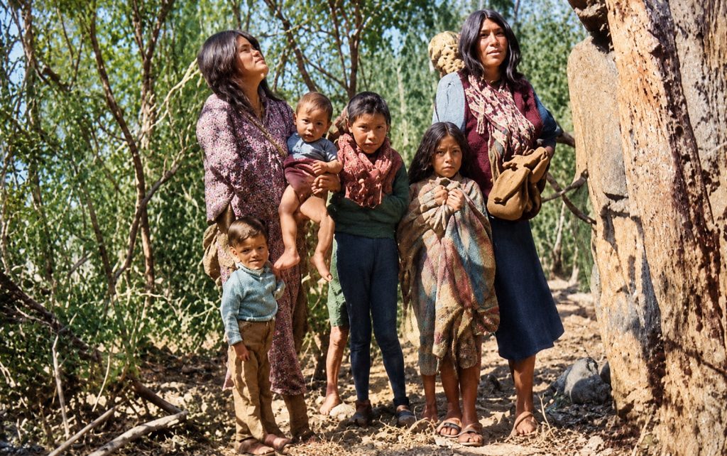 Familias indígenas en la selva de Bolivia, territorio de las expediciones misioneras