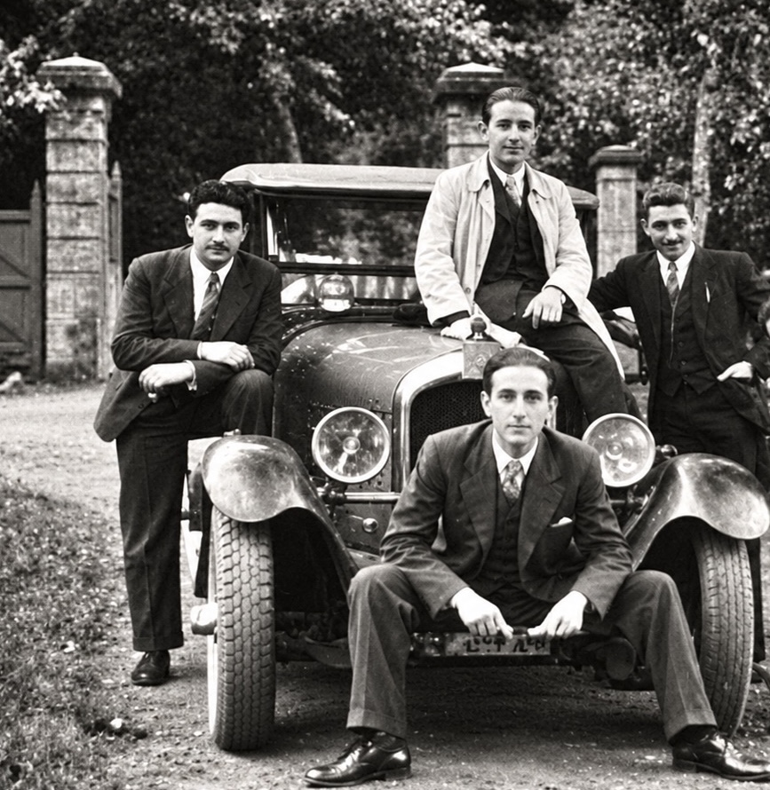 José Riera Fernández con otros titulados de la Escuela de Comercio de Gijón junto a un automóvil, en 1932. 